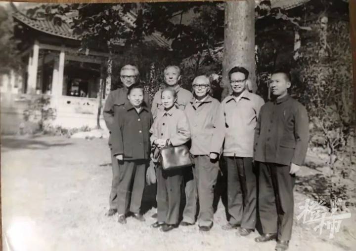 参加纪念陈建功先生诞辰100周年时的合影（前排左2为朱良璧）