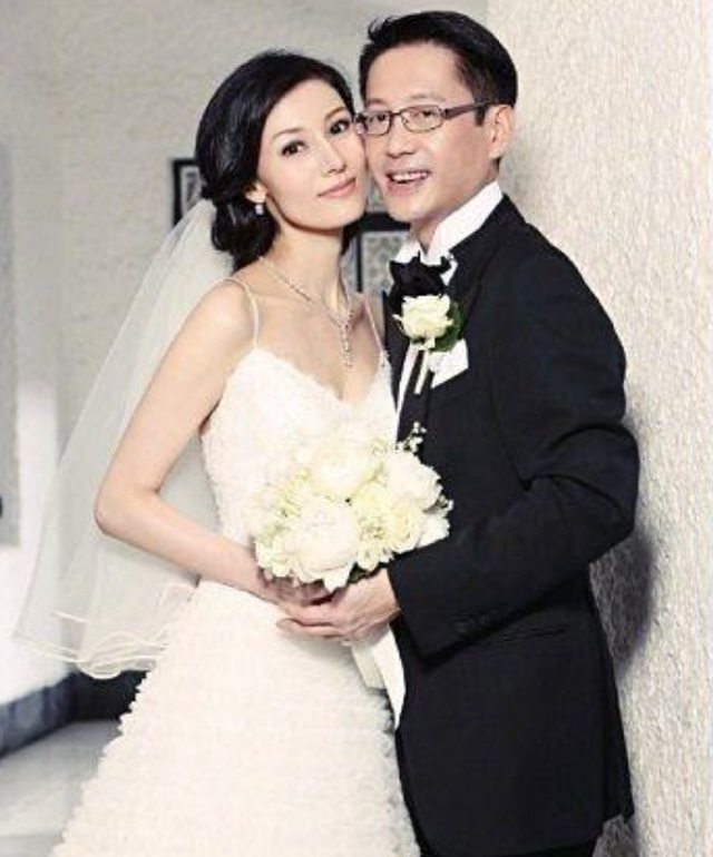 51岁李嘉欣庆结婚13周年晒结婚照表白许晋亨已是连续七年庆祝