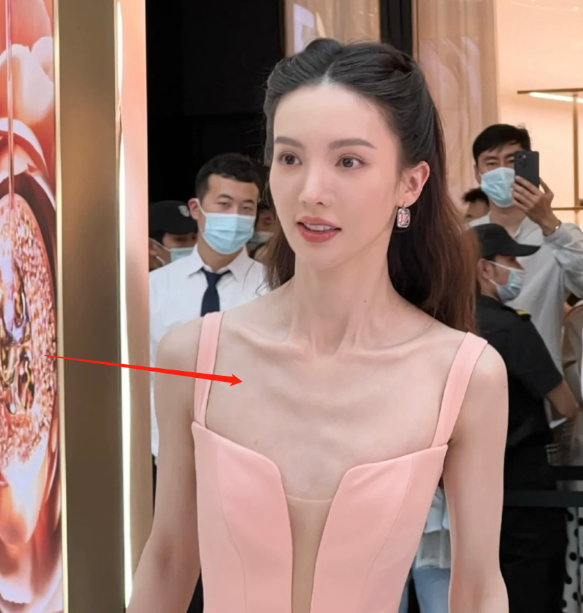 金晨再现排骨胸瘦到头大肩窄堪比颖儿骨头凸起撑不起礼服