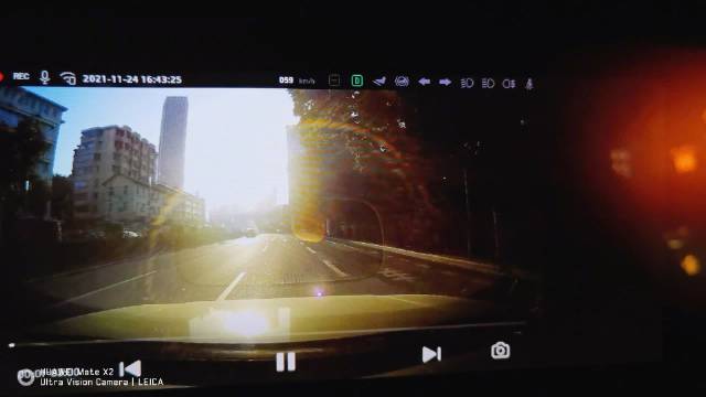 今天傍晚行车途中危险状况，这个情况属于鬼探头了……