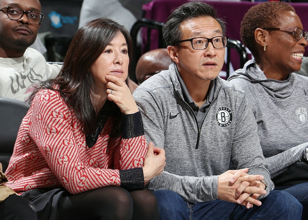 篮网老板娘久违出镜!快60岁仍气质优雅,为蔡崇信生三胎成贤内助 篮网老板娘久违出镜!快60岁仍气质优雅,为蔡崇信生三胎成贤内助