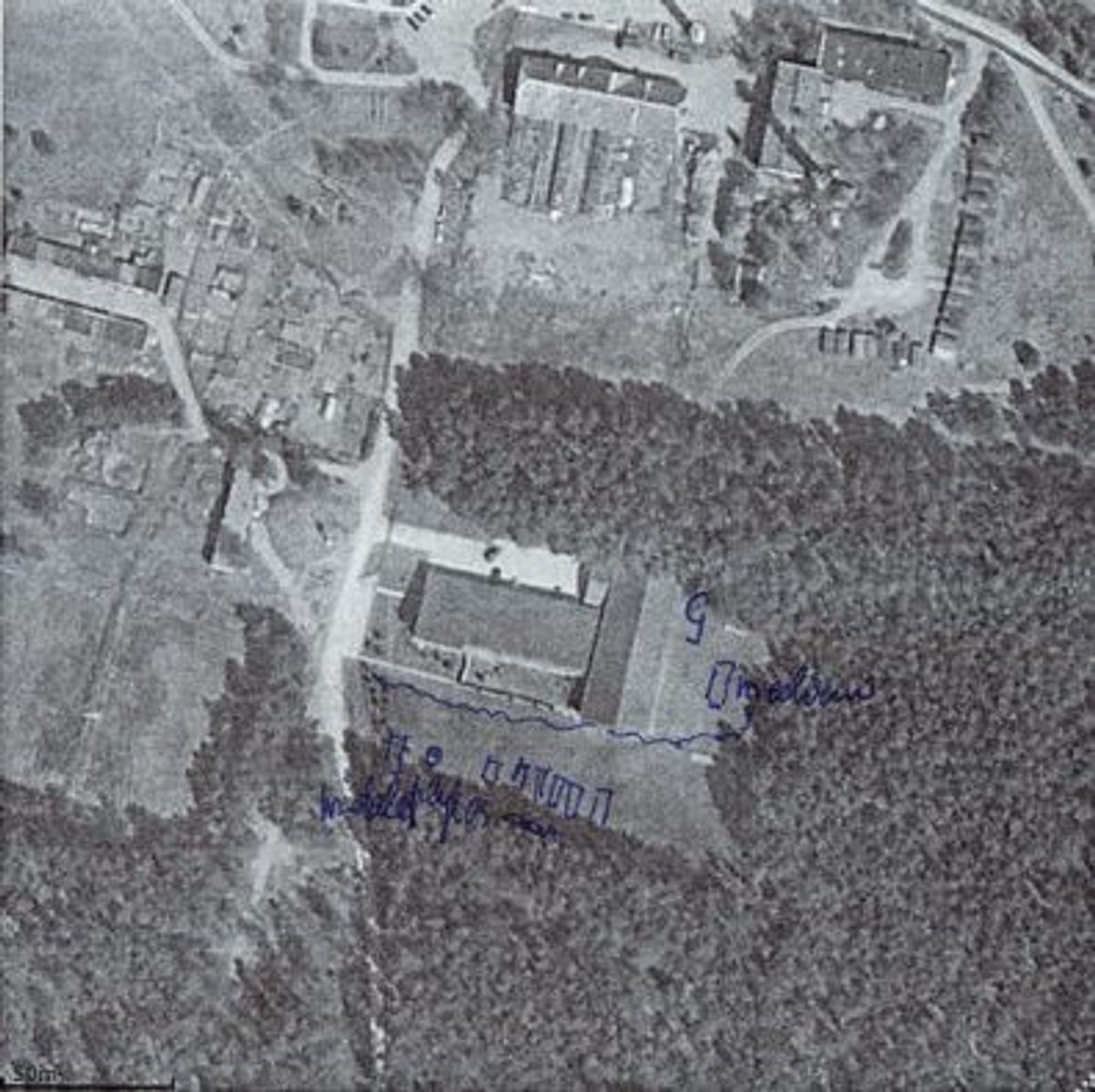 前马术学院卫星图，图中有当地居民手写注释 图自《金融时报》