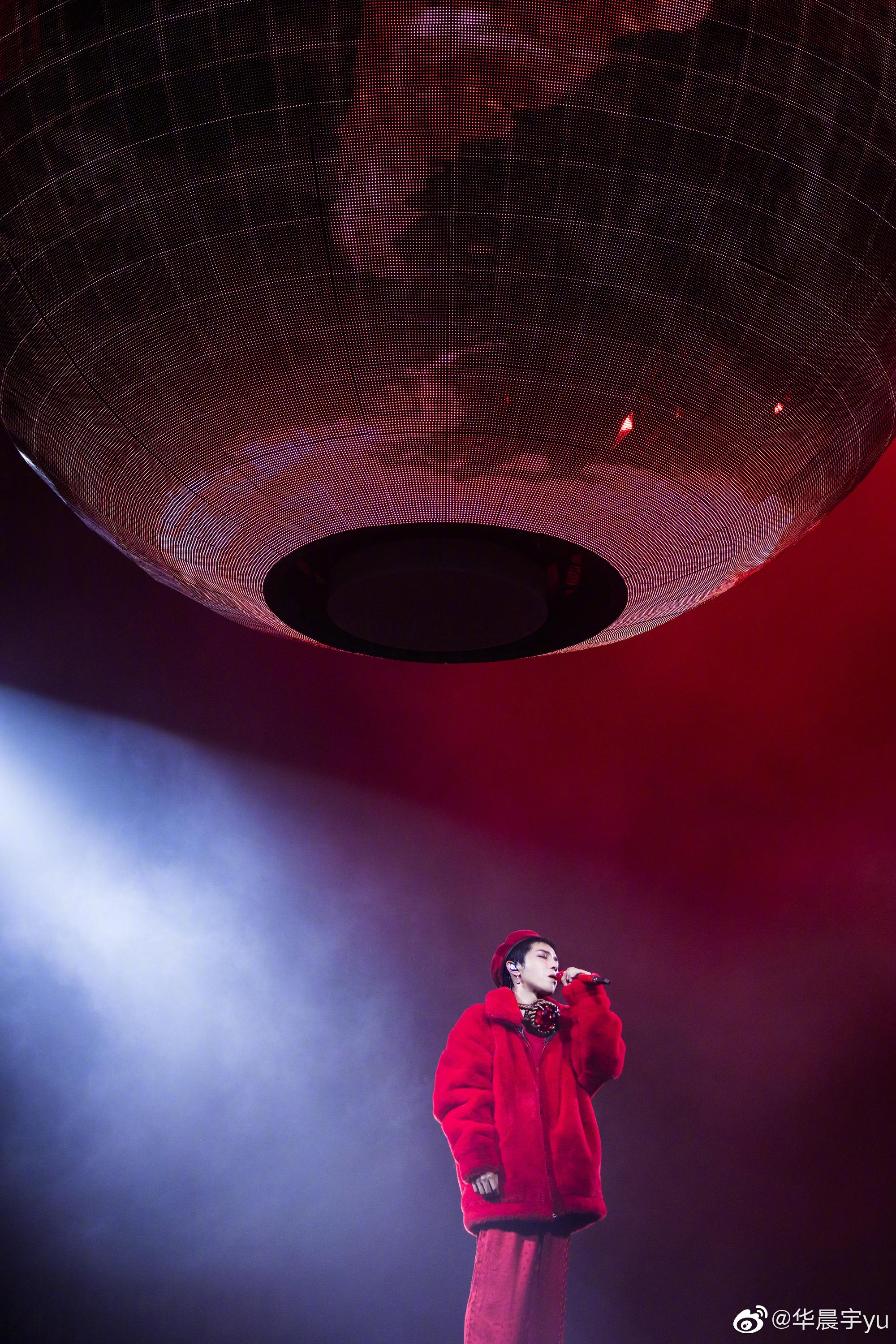 2019年的华晨宇火星演唱会，就已经突破了舞台的架构。