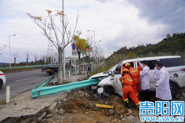 遵义一网约车与货车相撞遭护栏刺穿车头!司机受伤被困 消防紧急救援休闲区蓝鸢梦想 - Www.slyday.coM 遵义一网约车与货车相撞遭护栏刺穿车头!司机受伤被困 消防紧急救援休闲区蓝鸢梦想 - Www.slyday.coM