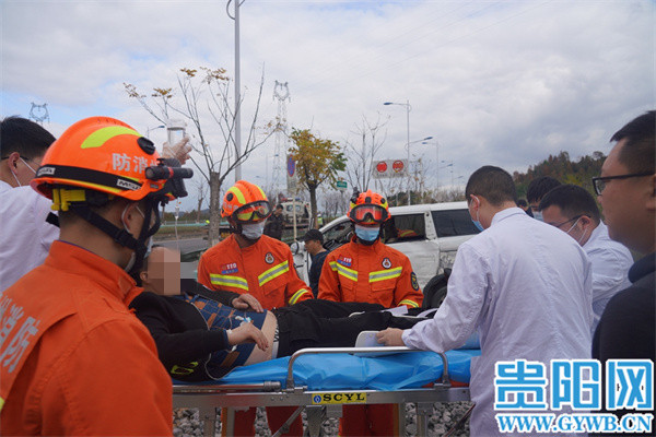遵义一网约车与货车相撞遭护栏刺穿车头!司机受伤被困 消防紧急救援休闲区蓝鸢梦想 - Www.slyday.coM 遵义一网约车与货车相撞遭护栏刺穿车头!司机受伤被困 消防紧急救援休闲区蓝鸢梦想 - Www.slyday.coM
