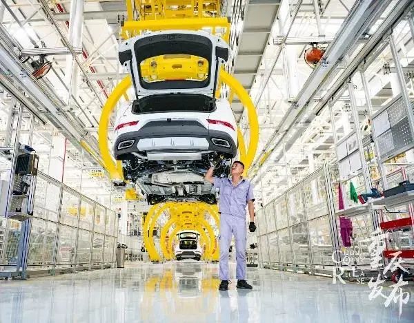 重庆金康SERES(赛力斯)两江智能工厂总装车间(资料图) 邹乐 摄
