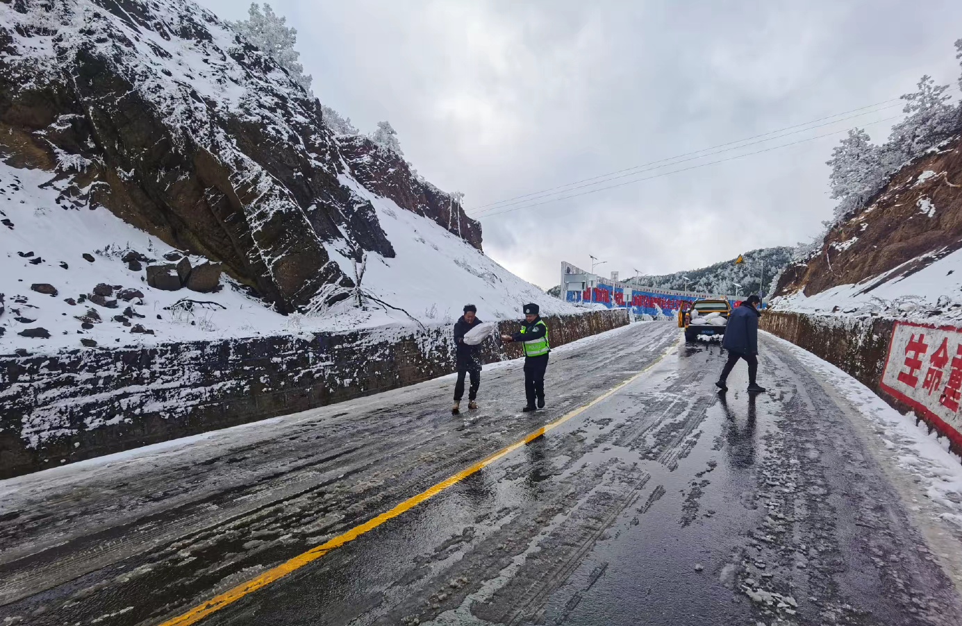经多部门除雪作业,g348国道盐源县小高山段实施单边放行