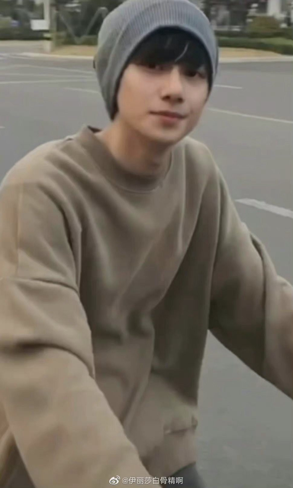 骑单车迎面而来的帅哥好帅