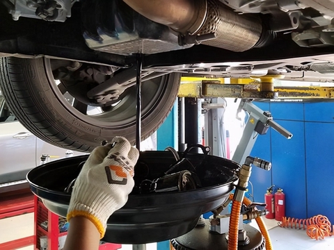 保养时放出的机油很黑，是质量不行，还是假机油？看完你就懂了