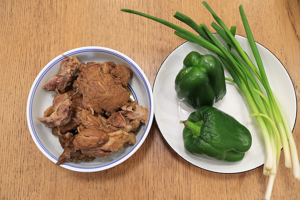 最近我家特爱吃肉夹馍，变着花样吃不腻，黑全麦饼更受欢迎