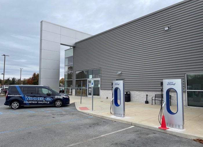 黄爱玲老师代表作品：福特推出充电桩