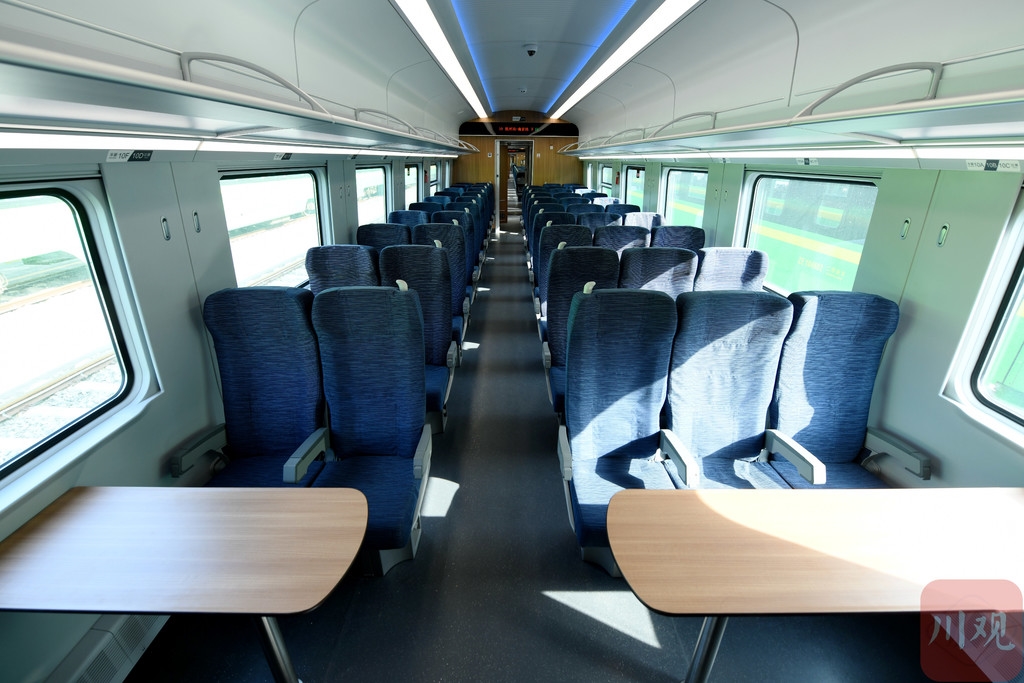 新配属的cr200j型新型复兴号动车组最高运行时速160公里,采用流线型