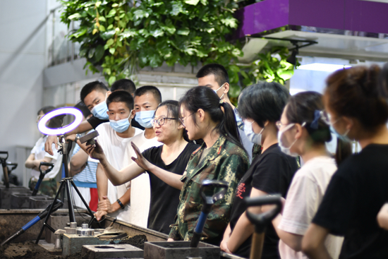 清华大学另类实训走红网络,90后硬核女老师带百万人学铸造知识休闲区蓝鸢梦想 - Www.slyday.coM 清华大学另类实训走红网络,90后硬核女老师带百万人学铸造知识休闲区蓝鸢梦想 - Www.slyday.coM