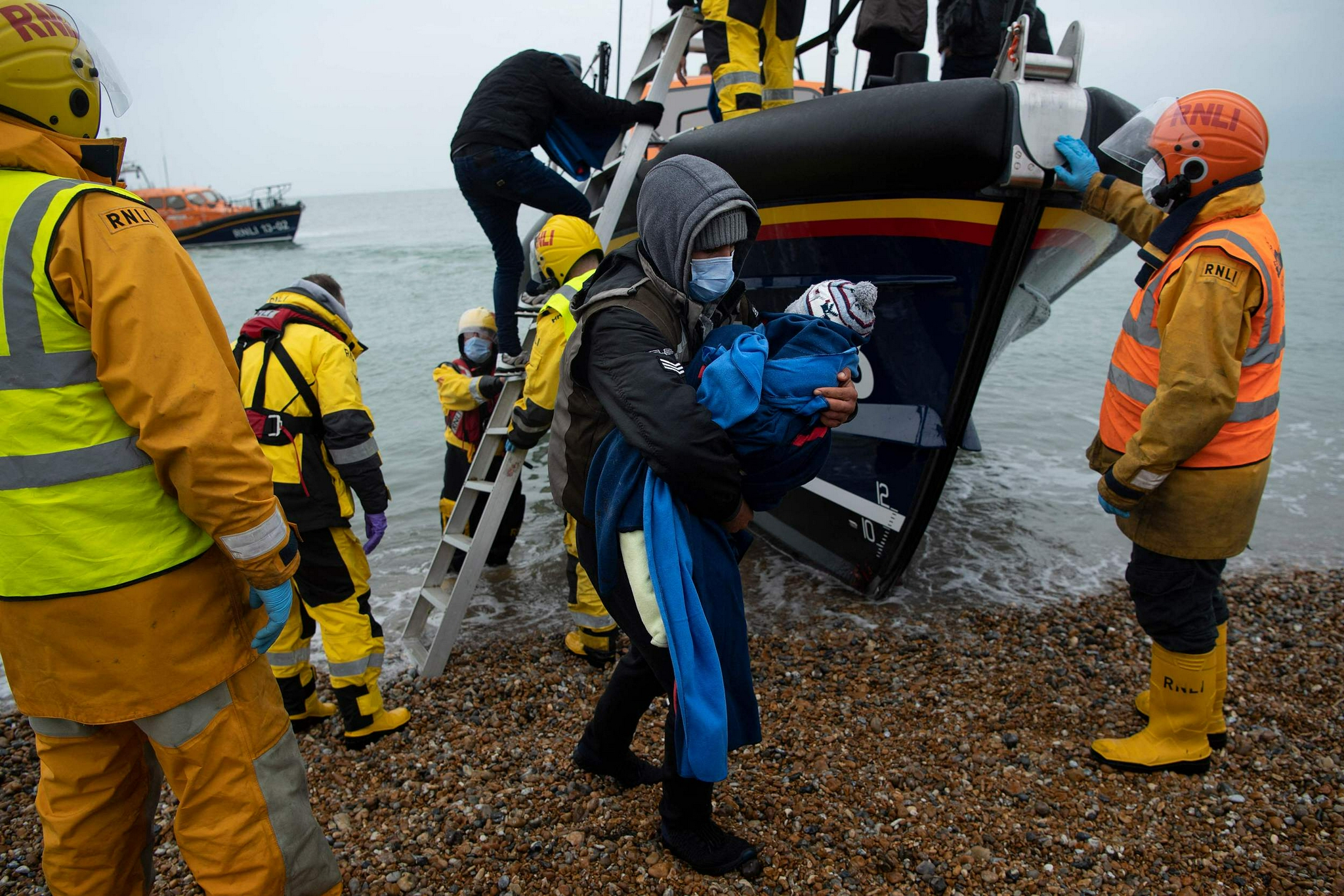24日英国肯特，事故中的幸存者被搜救上岸。（视觉中国）