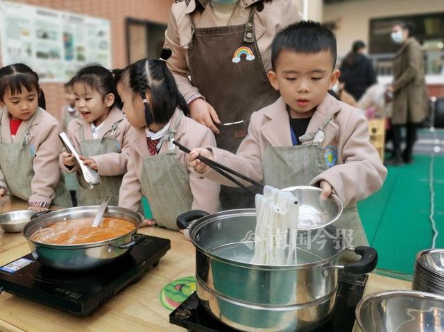 萌化!柳州这些小娃娃操弄起螺蛳粉来有模有样,被近500多名老师围观休闲区蓝鸢梦想 - Www.slyday.coM 萌化!柳州这些小娃娃操弄起螺蛳粉来有模有样,被近500多名老师围观休闲区蓝鸢梦想 - Www.slyday.coM
