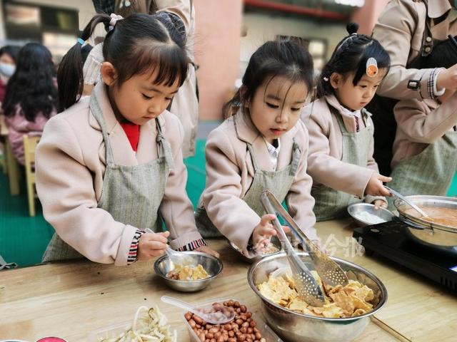 萌化!柳州这些小娃娃操弄起螺蛳粉来有模有样,被近500多名老师围观休闲区蓝鸢梦想 - Www.slyday.coM 萌化!柳州这些小娃娃操弄起螺蛳粉来有模有样,被近500多名老师围观休闲区蓝鸢梦想 - Www.slyday.coM