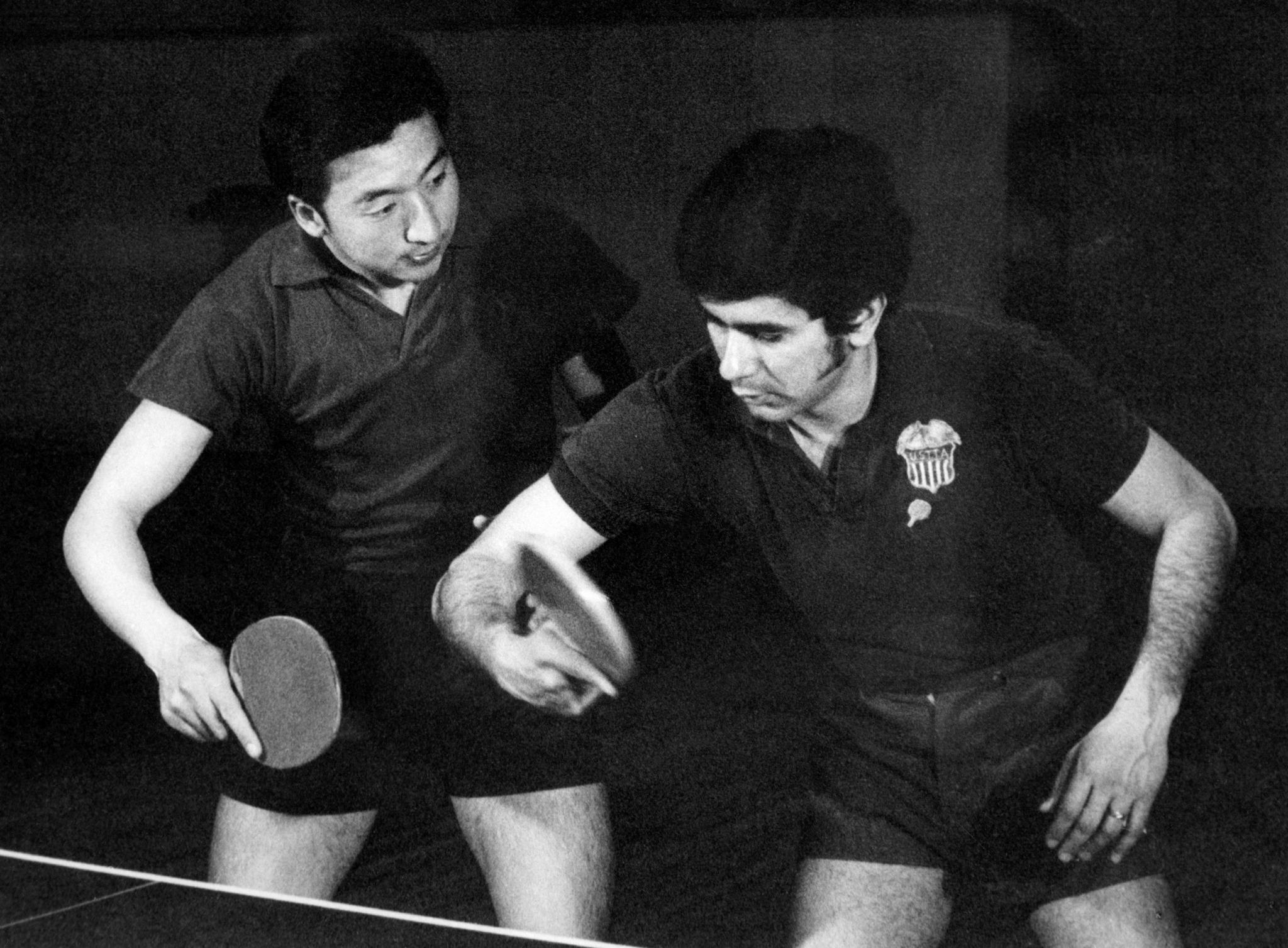 1971年4月，北京，美国乒乓球代表团受邀访华期间，一名美国乒乓球运动员（右）与中国乒乓球运动员一同训练，切磋球技。