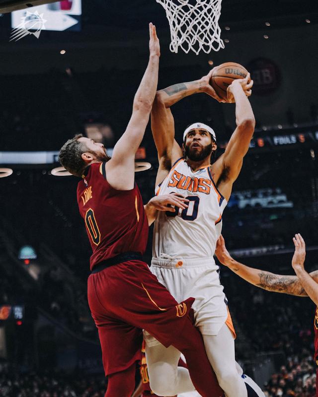 太阳队力克强敌豪取五连胜布克狂砍40分闪耀全场