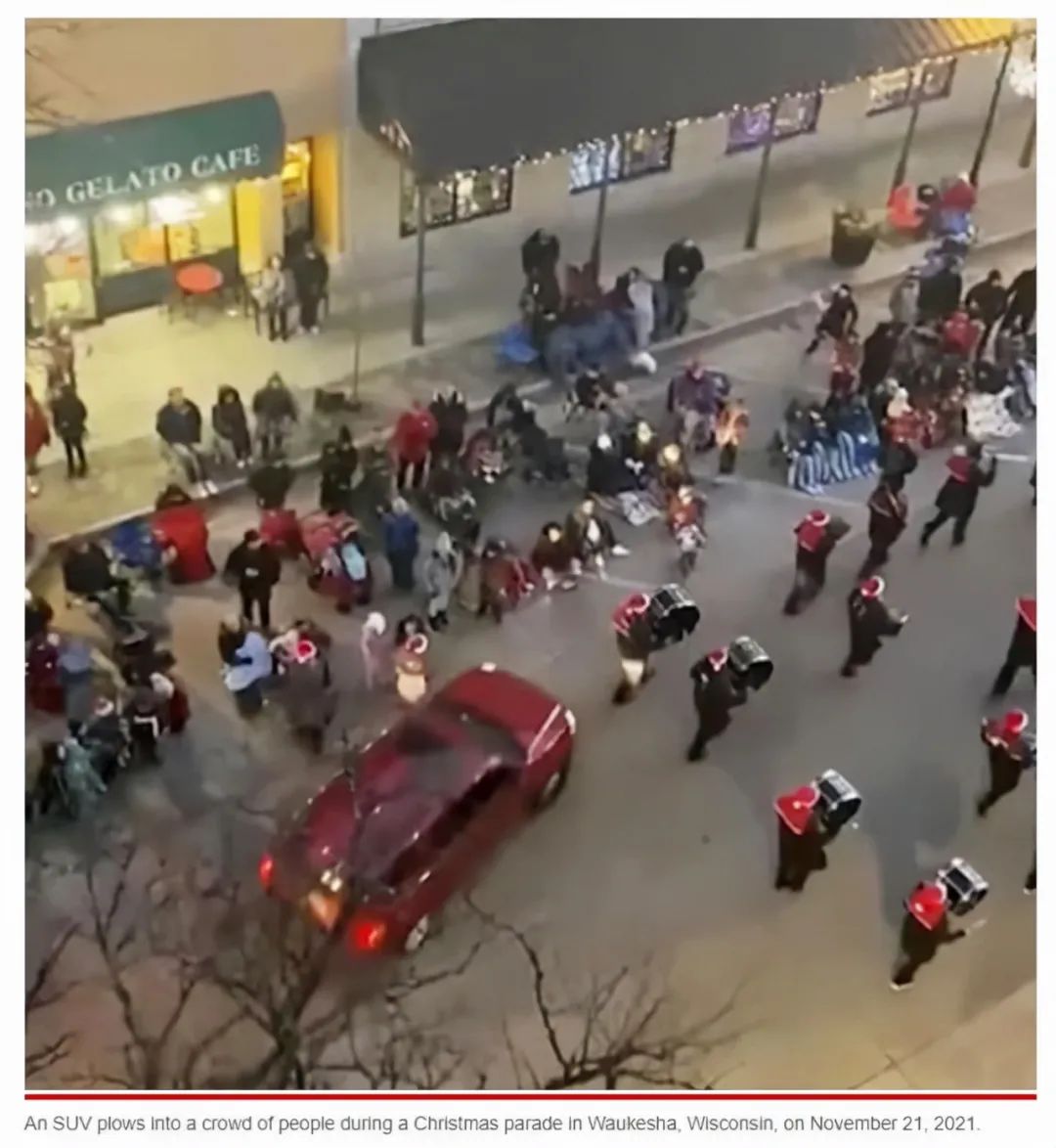 当地时间21日，一辆红色SUV冲撞圣诞游行队伍 图源：美媒
