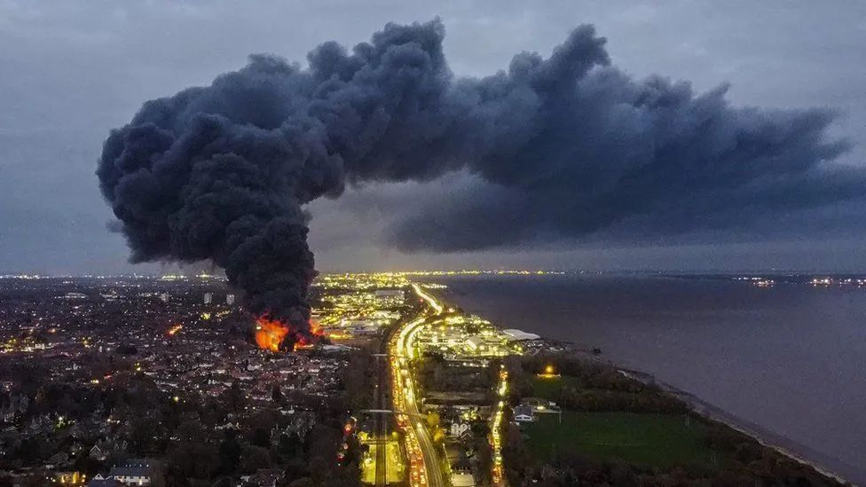 图说：英国一塑料工厂突发大火
