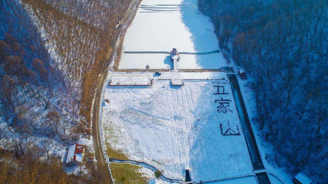 五家山滑雪场 五家山滑雪场毗邻中国著名雾凇长廊景观带,是吉林市著名