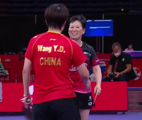 连下4局！王艺迪复仇58岁“奶奶”，女乒狂轰4个4-0，就差陈梦了