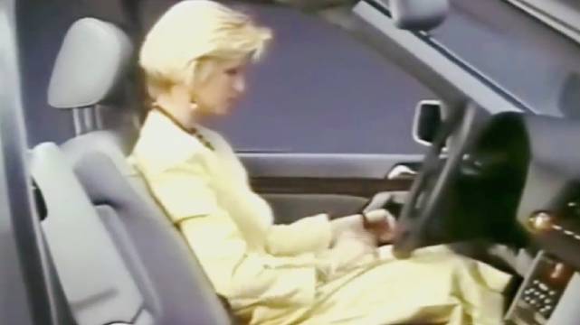 30年前的奔驰靠着这个广告就敢卖百万