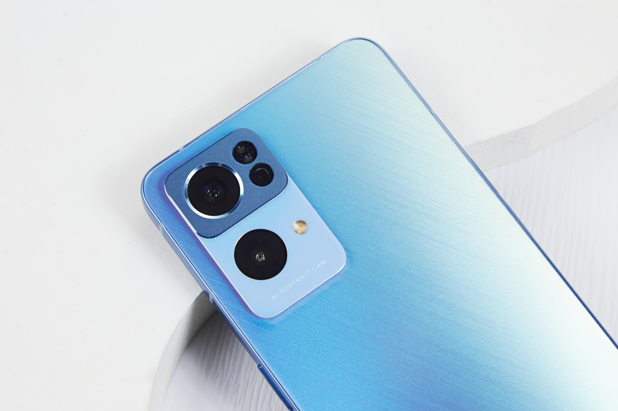 OPPO Reno7对比iPhone 13,谁才是直屏直边标杆设计?休闲区蓝鸢梦想 - Www.slyday.coM OPPO Reno7对比iPhone 13,谁才是直屏直边标杆设计?休闲区蓝鸢梦想 - Www.slyday.coM