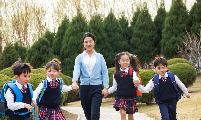 一年级学生,数学考不到满分就要被老师用戒尺打手板,你怎么看?休闲区蓝鸢梦想 - Www.slyday.coM 一年级学生,数学考不到满分就要被老师用戒尺打手板,你怎么看?休闲区蓝鸢梦想 - Www.slyday.coM