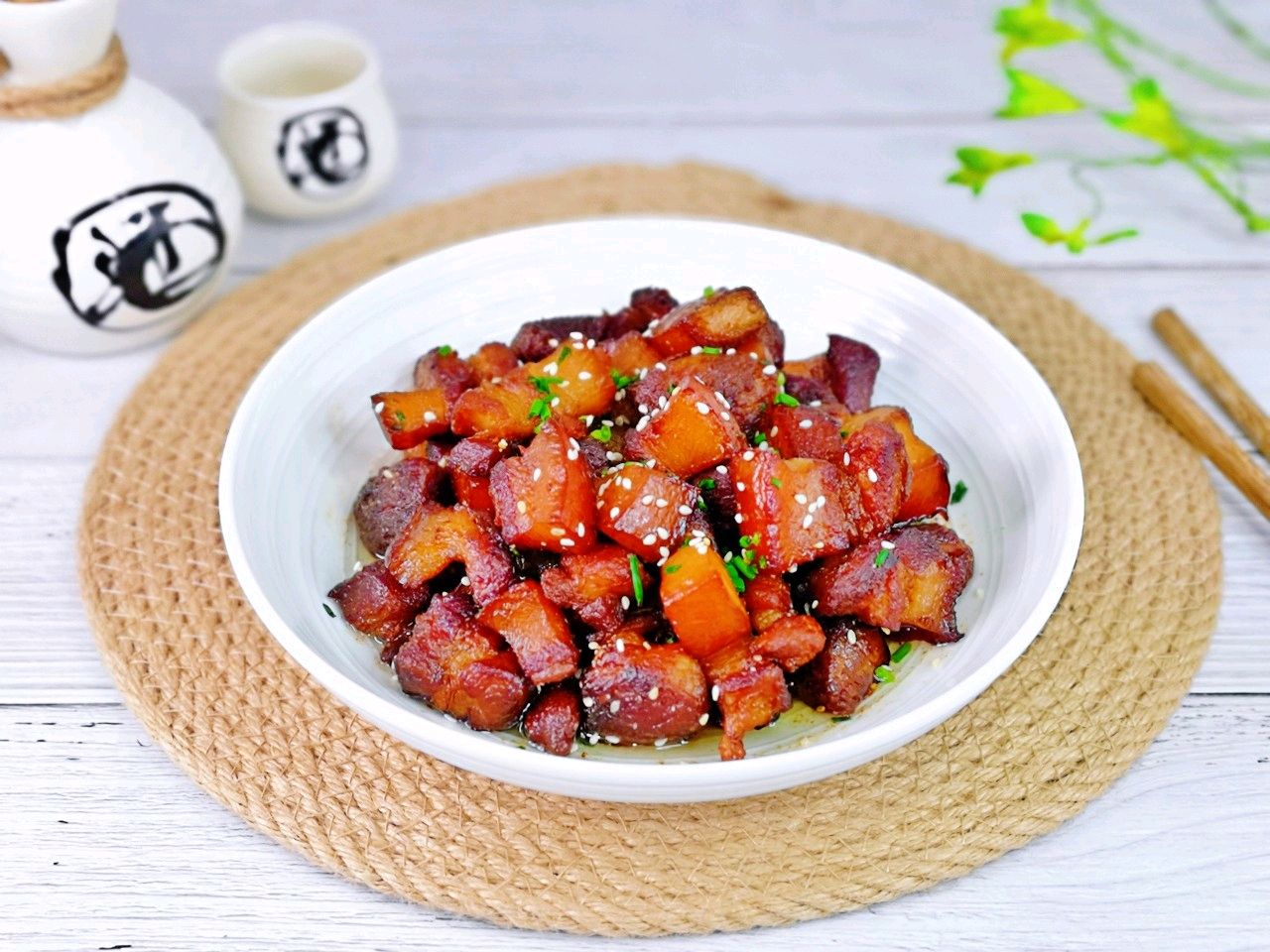 红烧肉这样做,不放一滴水,色泽红润,入口即化,肥而不腻,下饭