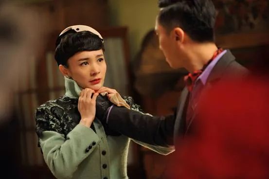 该剧讲述了中共女特工陈晓临危受命,以军统特工康子芹的身份潜入76号