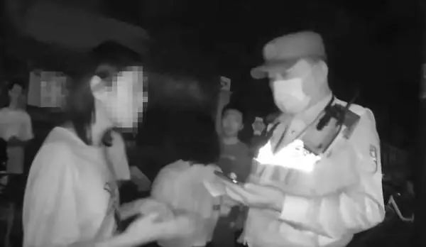 男子留长发、练女声,在上海高校门口偷外卖!被抓后竟这样辩解...休闲区蓝鸢梦想 - Www.slyday.coM 男子留长发、练女声,在上海高校门口偷外卖!被抓后竟这样辩解...休闲区蓝鸢梦想 - Www.slyday.coM