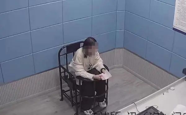 男子留长发、练女声,在上海高校门口偷外卖!被抓后竟这样辩解...休闲区蓝鸢梦想 - Www.slyday.coM 男子留长发、练女声,在上海高校门口偷外卖!被抓后竟这样辩解...休闲区蓝鸢梦想 - Www.slyday.coM