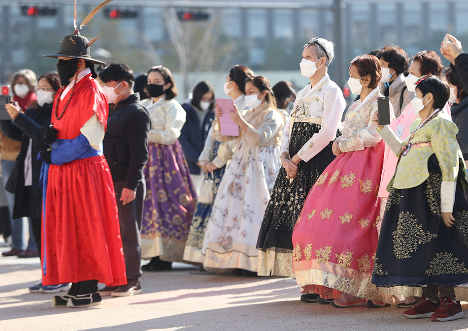 当地时间2021年11月17日,韩国首尔,首批来自新加坡的旅游团在景福宫前。韩国与新加坡10月8日签署“航空旅游气泡”协议。这批游客已在新加坡完成接种,入境后和在韩国境内完成接种者同样享受利用公众聚集设施等待遇。