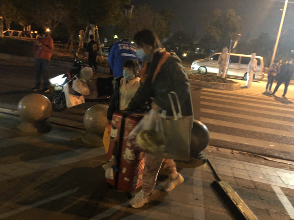 一对母女接到通知后返回小区接受闭环管理
