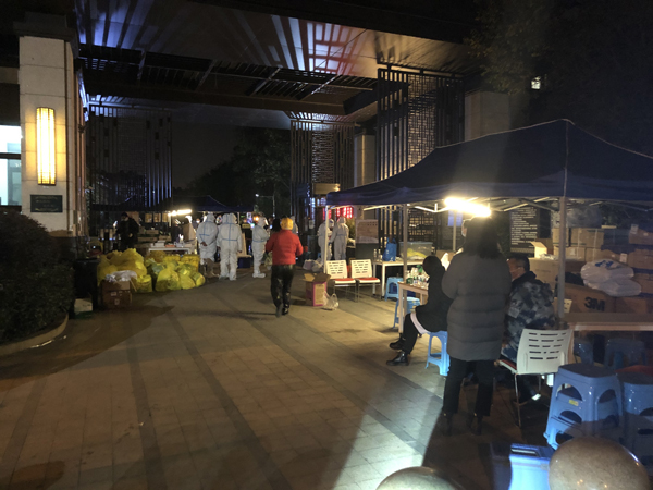 西郊锦庐小区门口 本文图片均为澎湃新闻记者 李佳蔚 图