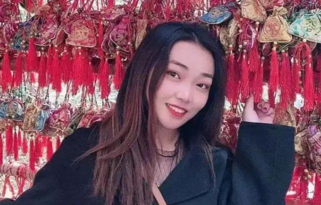 惊险!老人意外坠楼倒挂窗台,女孩寒风中紧抱半小时休闲区蓝鸢梦想 - Www.slyday.coM 惊险!老人意外坠楼倒挂窗台,女孩寒风中紧抱半小时休闲区蓝鸢梦想 - Www.slyday.coM