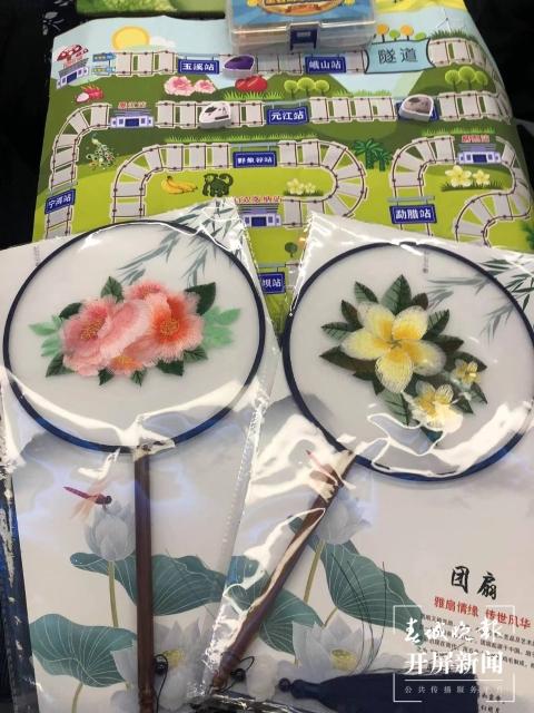 团扇、帆布袋、鼠标垫……中老铁路列车上的文创艺术品国风满满(图2)