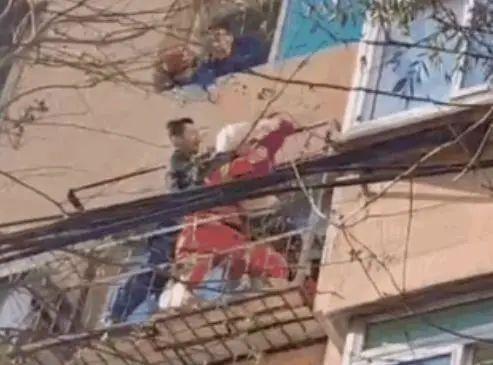 惊险!老人意外坠楼倒挂窗台,女孩寒风中紧抱半小时休闲区蓝鸢梦想 - Www.slyday.coM 惊险!老人意外坠楼倒挂窗台,女孩寒风中紧抱半小时休闲区蓝鸢梦想 - Www.slyday.coM