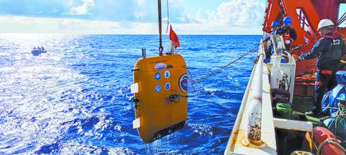 图为完成万米深潜的"悟空号"auv被回收上科考船.