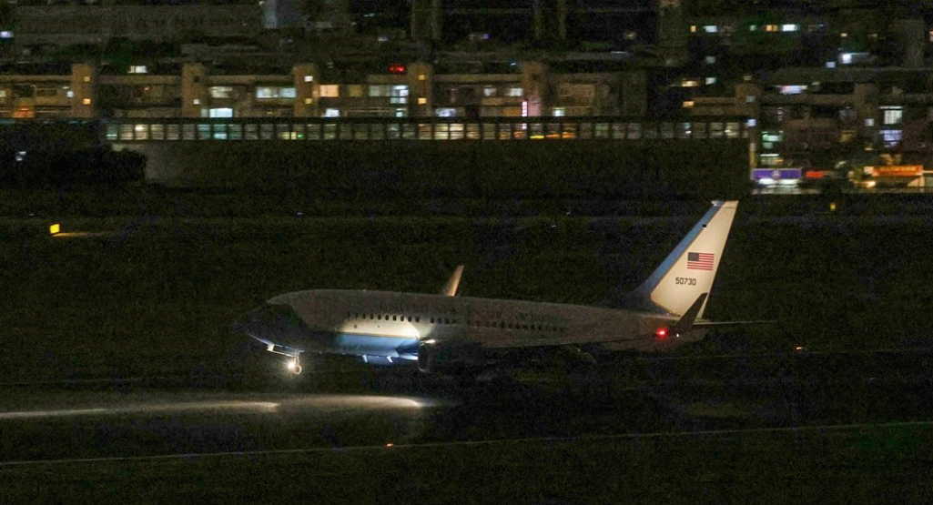 美国跨党派众议员团搭乘美军C-40C行政专机于25日晚间10时10分抵达松山机场。图自台湾“中央社”