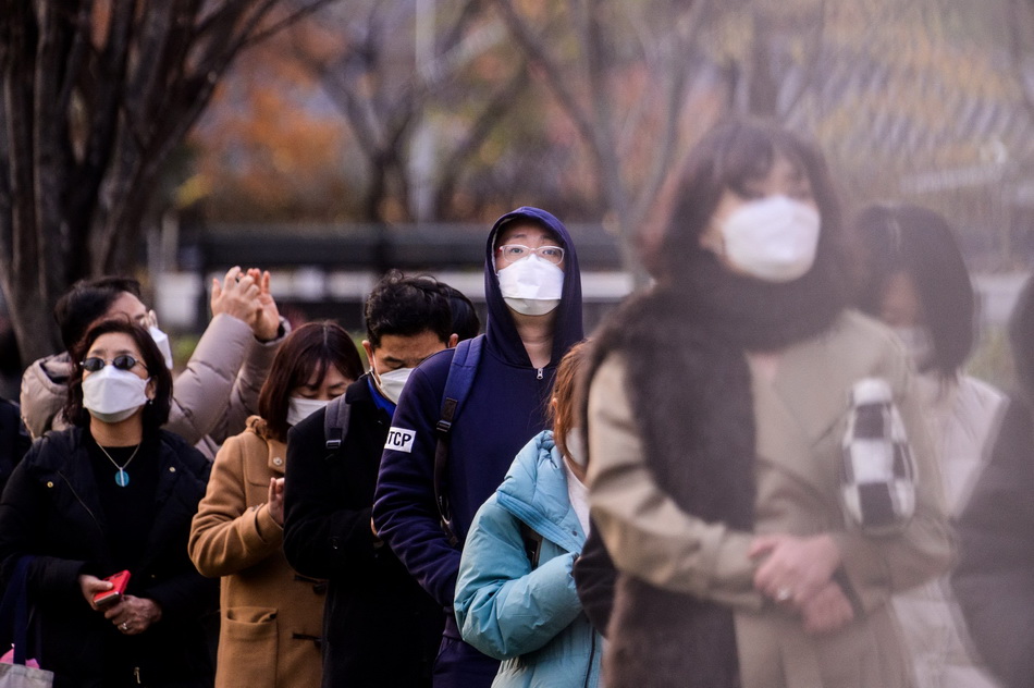 当地时间2021年11月24日,韩国首尔,当地民众排队接受新冠核酸检测。