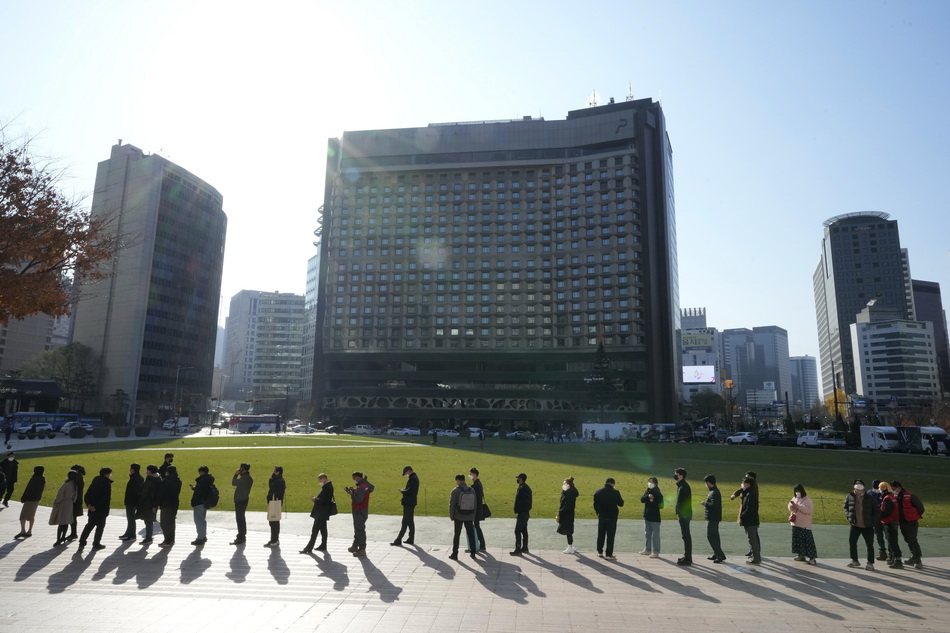 2021年11月24日,星期三,韩国首尔,人们排队等待新冠核酸检测。