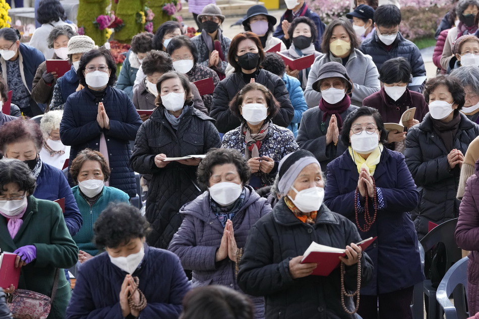 当地时间2021年11月17日,韩国首尔,韩国高考前夕,家长集体为考生祈福。