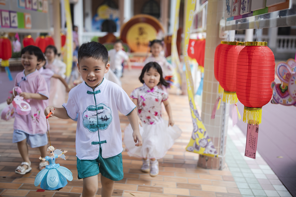 幼儿园萌娃穿汉服,吟诗赏灯迎中秋。图/广州日报·新花城记者:陈忧子