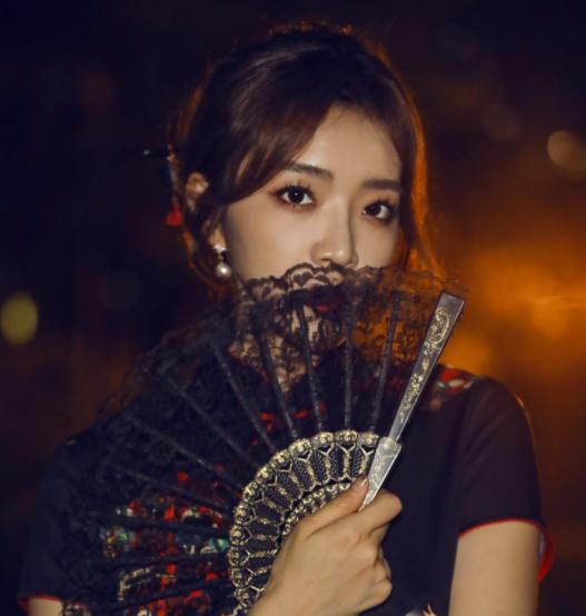 lpl女主持余霜发布花旗袍照片小折扇风韵十足太给劲了