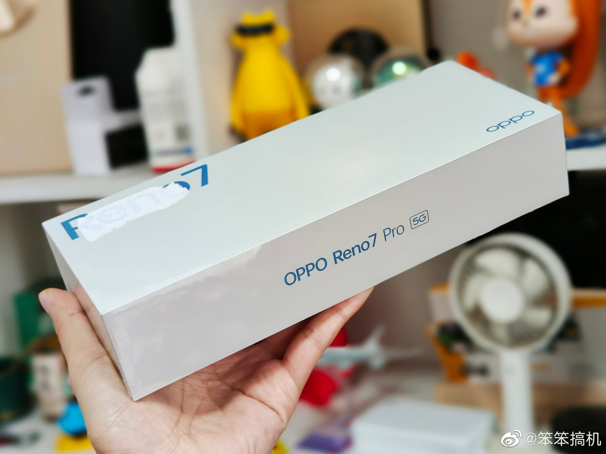 oppo reno7 pro到了,最骚气的「星雨心愿」配色