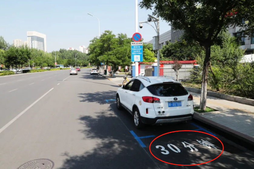 把车停车位上被罚200元,车主万分不解,交警给出权威解释休闲区蓝鸢梦想 - Www.slyday.coM 把车停车位上被罚200元,车主万分不解,交警给出权威解释休闲区蓝鸢梦想 - Www.slyday.coM