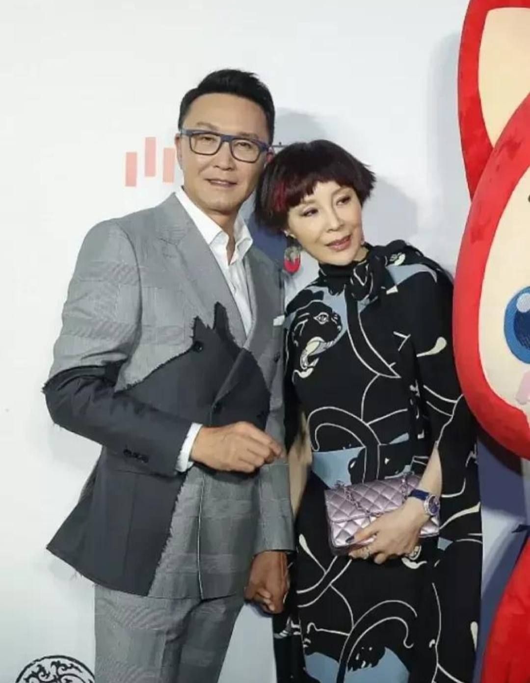 吴刚老婆真潮,穿一身花裙子好显年轻,剪超短发还挑染看不出54岁