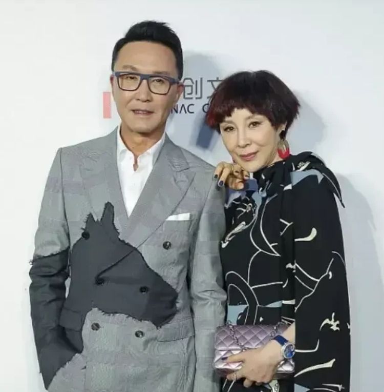 吴刚老婆真潮,穿一身花裙子好显年轻,剪超短发还挑染看不出54岁